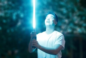 Фанат "Звездных войн" создал световой меч с выдвижным "лезвием"