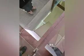 В Подмосковье школьник упал со второго этажа ТЦ, пытаясь достать тюбик упавшей помады подруги