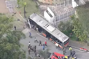 Автобус с пассажирами и без тормозов разбил 16 транспортных средств