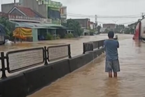 "Надеемся, что всё сдвинется с места": российские туристы во Вьетнаме застряли на мосту из-за наводнения