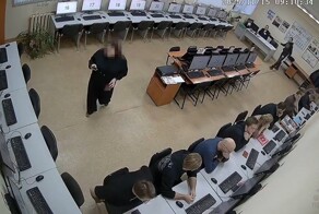 Профессор, конечно, лопух, но аппаратура при нём-мм, при нём-мм! 