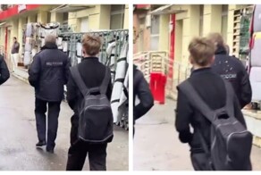 Подросток плюнул на спину полицейскому