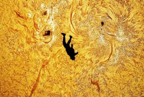 Астрофотограф сделал эффектный снимок падающего человека на&nbsp;фоне Солнца