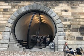 Элегантная и гигантская: дверь кофейни в Праге поражает размерами