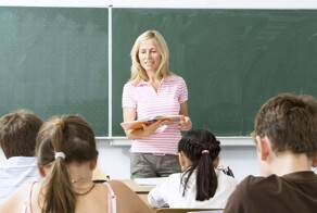 В РФ призвали включить беседу об эскорте в школьную программу