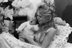 «Она любила меха, а я — свою семью»: как первая красавица Франции променяла нежеланное дитя на свободу