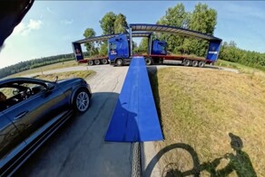 Шокирующий трюк на велосипеде: через две фуры одновременно