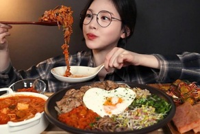 Секреты мукбанг. Как корейским видеоблогерам удается есть часами и не толстеть