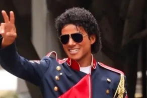 Семейный подряд: 8 знаменитостей, которых в кино сыграли их близкие родственники