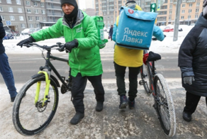 В Петербурге вступил в силу запрет на работу мигрантов-курьеров