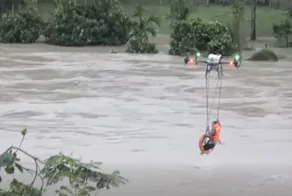 Вьетнамский фермер спас мужчину дроном во время наводнения