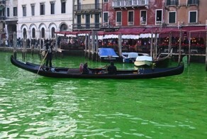 Экоактивисты окрасили воды Гранд-канала в Венеции в кислотно-зеленый цвет