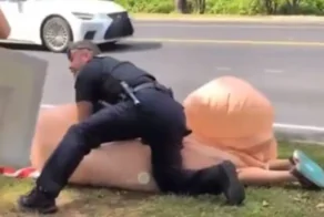 Женщина схлопотала арест за гигантский символ протеста