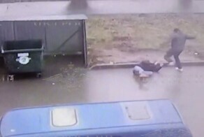 Мужчина избил знакомого и накрыл его мусорным контейнером