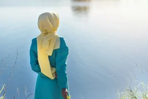 «Вы&nbsp;агрессоры»: пенсионерка оскорбила покрытую девушку-фармацевта в&nbsp;Москве