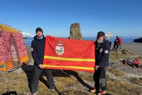 Фёдор Конюхов водрузил флаг Смоленска на антарктическом острове