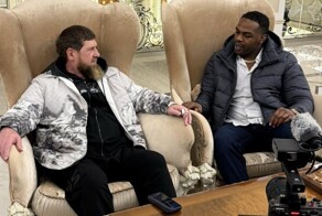 «Стрелял из РПГ и ел как король»: звезда UFC Джон Джонс похвастался приглашением в Чечню