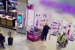 Бомж стащил чемодан и косметичку в российском аэропорту