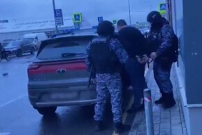 Мужчина менял ценники с дешевых товаров на дорогие, а после покупал их