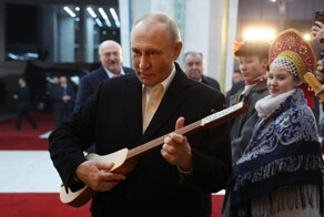 Путин попробовал сыграть на&nbsp;комузе