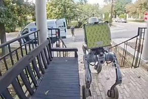 Робот-доставщик не справился с посылкой