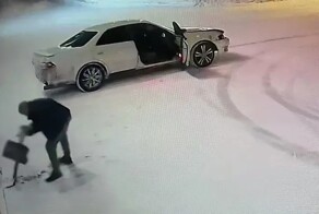 В Тынде мужчина напал на урну возле городской администрации