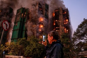 В Гонконге произошёл масштабный пожар сразу в нескольких небоскрёбах