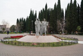 В Сочи школьники запустили фейерверк у памятника "Три солдата" и попали в мемориал, а потом - в полицию