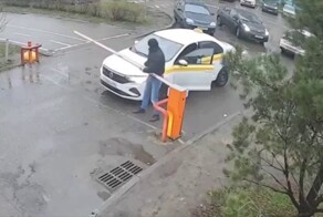 ‍️В Красногорске таксист-мигрант сломал шлагбаум, который мешал ему забрать клиента