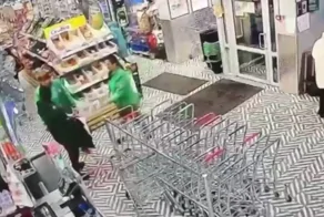 Москвичка с ножом напала на кассира магазина и похитила косметику