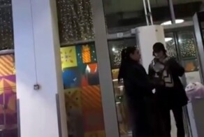 В московском ТЦ безумная женщина напала на беременную, а охрана просто смотрела в сторону