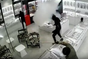 Дымовая ловушка: сотрудник ювелирного магазина сорвал попытку  ограбления