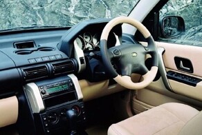 Суд во Владивостоке остановил импорт праворульных машин и большинства гибридов