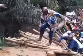 Деревянный мост рухнул во время торжественного открытия в Конго