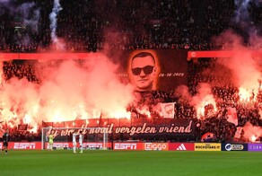 Сотни фейерверков и горящее поле: матч «Аякса» сорвали фанаты