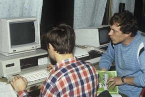 «Папа научил меня сохранять картинки, и я ему насохраняла всё, что нашла»: пользователи поделились историями своего знакомства с сетью Интернет