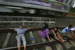 В Джакарте жители «лечатся» током от рельсов поезда