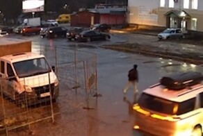 Мальчик погиб под колёсами двух автомобилей