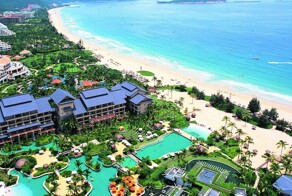 Российские туристы заполнили пляжи китайского города