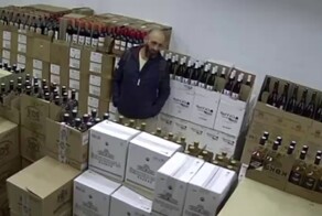 Бородач похитил коробку с коньяком из магазина в Москве