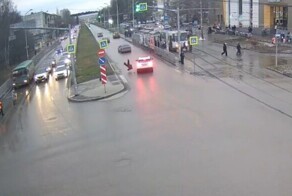 Выбрал не самый лучший момент, чтобы перебежать дорогу