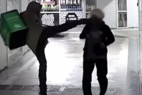 В Новосибирске неадекватный курьер без причины ударил ногой пенсионерку