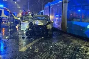 С человеком в багажнике влетели в трамвай