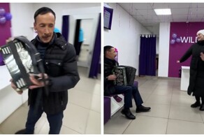 Мужчина сыграл на аккордеоне прямо в пункте выдачи