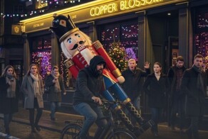 В Шотландии неизвестный украл 2,5-метрового Щелкунчика