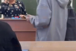 Девочка мешает учительнице вести урок