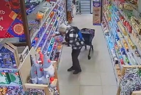 Мужчина украл 50 плиток шоколада из магазина в Мурманске