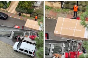 В Турции 100-дюймовый телевизор доставили по пожарной лестнице