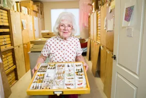 От живого «гвоздя» в пятке до пожилой личинки: 10 невероятных рекордов мира насекомых