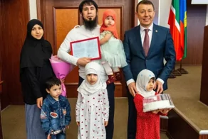 "Такой хороший человек и вдруг - жулик": в Татарстане задержали чиновника, раздававшего жилищные сертификаты бывшим мигрантам